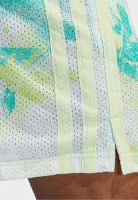 Pantalones cortos atléticos de malla, con un patrón abstracto en verde y azul, con franjas laterales y detalles en verde claro en el dobladillo.