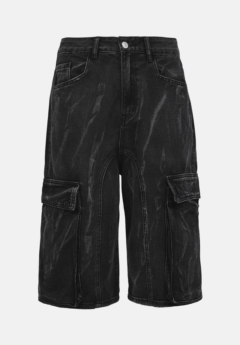 Short cargo en denim noir avec poches avant, fermeture par boutons, passants de ceinture et grandes poches latérales à rabat, présenté sur fond clair.
