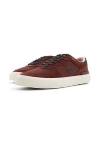 Sneaker basse in suede rosso con lacci grigi, suola in gomma color crema e dettaglio del logo sul lato. Texture liscia con accenti cuciti.