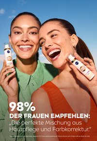 Zwei Frauen halten ein NIVEA-Produkt mit der Bezeichnung "Luminous" in den Händen, das eine weiße zylindrische Flasche mit goldenen Akzenten zeigt. Die Frau in Grün trägt ein Hemd mit Kragen.