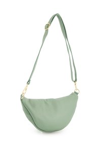 Groene leren tas met een ronde vorm, voorzien van een gladde textuur, verstelbare schouderband en gouden hardware accenten.