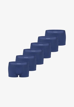 Zes paar marineblauwe herenhboxers met merknaam elastische taillebanden, gerangschikt in een diagonale lijn op een witte achtergrond.