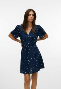 VMALBA - Vardagsklänning - navy blazer — klänning med fickor från Zalando