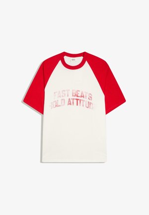 Weißes T-Shirt mit kurzen Ärmeln, roten Raglanärmeln und Kragen, mit verblasstem roten Schriftzug "FAST BEATS COLD ATTITUDE" auf der Vorderseite.
