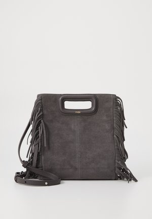 Sac à main en daim gris avec des détails en franges, une poignée supérieure et une bandoulière amovible. Présente une texture lisse et une forme rectangulaire. Accent avec logo doré.