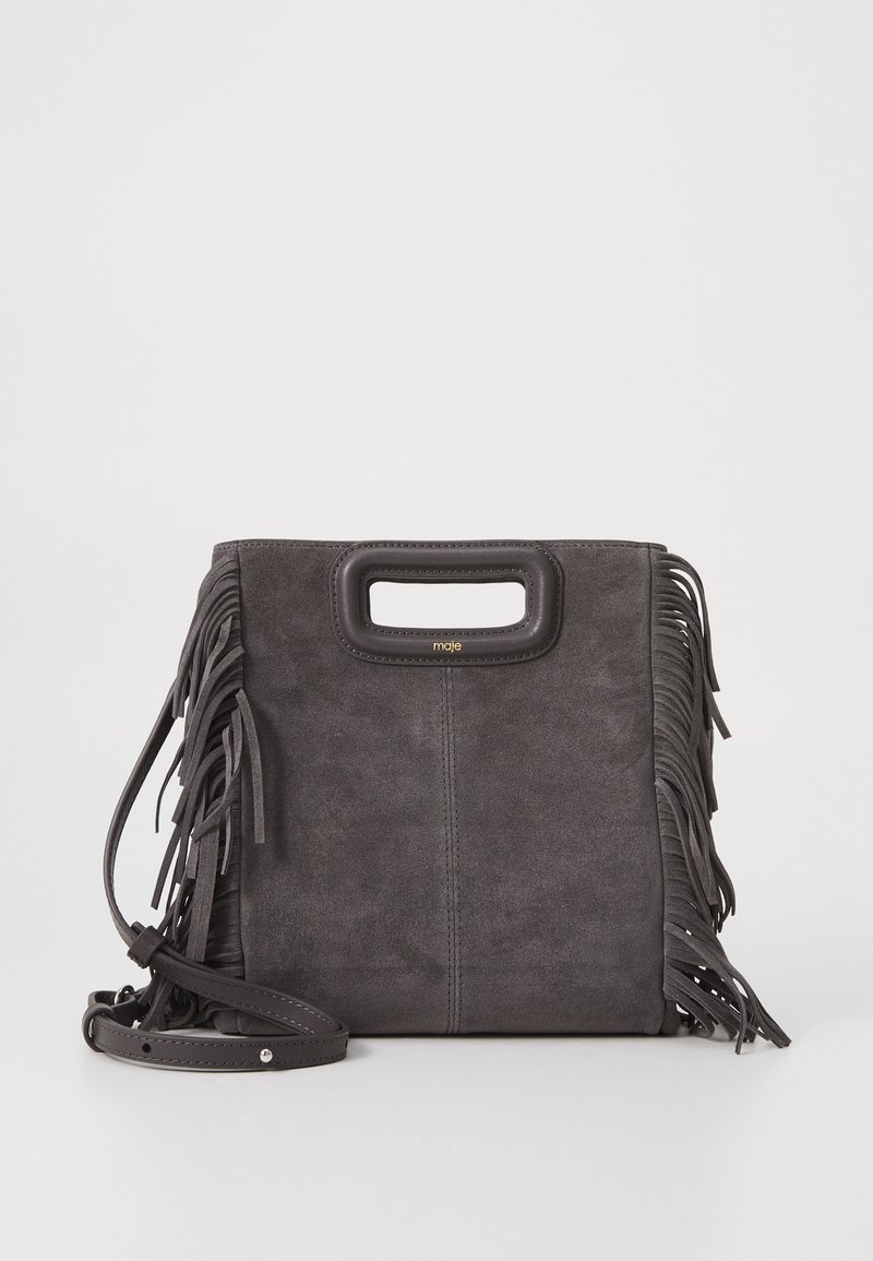 Gentă din suede gri, cu detalii din franjuri, mânere superioare și curea detașabilă. Are o textură netedă și o formă rectangulară. Accent cu logo auriu.