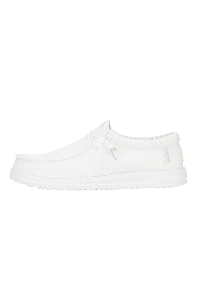 Weiße Slipper aus strukturiertem Mesh mit flexibler Sohle, minimaler Schnürung und einem weichen Kragen für Komfort.