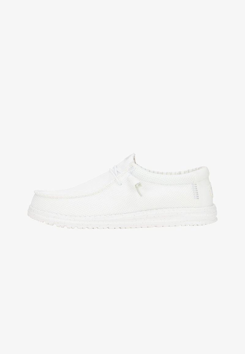 Witte instap schoen van textuur mesh met een flexibele zool, voorzien van minimale veter en een zachte kraag voor comfort.