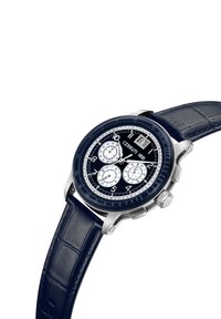 Reloj de acero inoxidable plateado con un dial negro, tres sub-diales, números blancos y una correa de piel de cocodrilo azul marino.