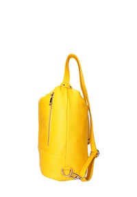 Geel leren handtas met een textuurafwerking, een zijrits en een afneembare schouderband met metalen hardware-accenten.
