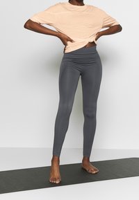 Filippa K T-shirt basic - apricot