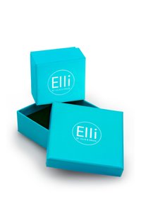 Turkise gaveæske med låg, der har et hvidt logo "Elli by Julie & Grace." Indersiden har en grøn foring. Æskerne er stablet i en vinkel.