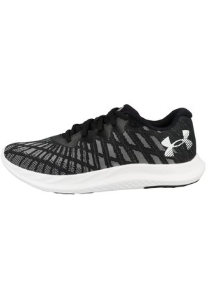 Zapatilla deportiva negra con un upper texturizado y con patrón, media suela blanca y cordones negros. Presenta un logo distintivo en el talón.