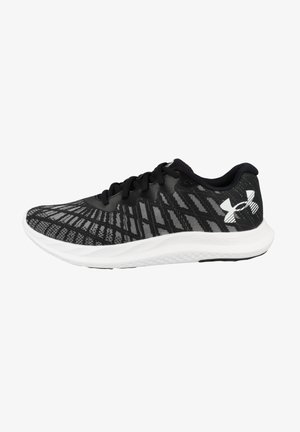 Czarne sportowe buty z teksturowaną, wzorzystą cholewką, białą podeszwą środkową i czarnymi sznurówkami. Posiadają charakterystyczne logo na pięcie.