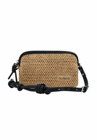 Borsa a tracolla in paglia intrecciata con tracolla in pelle nera, chiusura a zip e logo metallico. Presenta una superficie strutturata e una forma arrotondata.