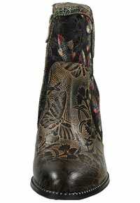 Botín negro y bronce con grabado floral, acentos bordados y una cremallera lateral. Patrones texturizados distintivos en toda la superficie.