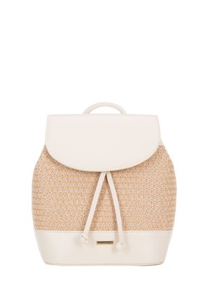 Torba plecakowa w kolorze brązowym o wplecionym wzorze, z gładką białą klapą ze skóry i zapięciem na sznurek. Posiada uchwyt na górze oraz subtelne logo marki z przodu.