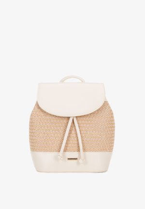 Braun gewebter Rucksack mit einer glatten weißen Lederklappe und Kordelzugverschluss. Verfügt über einen Griff oben und ein dezentes Markenlogo auf der Vorderseite.