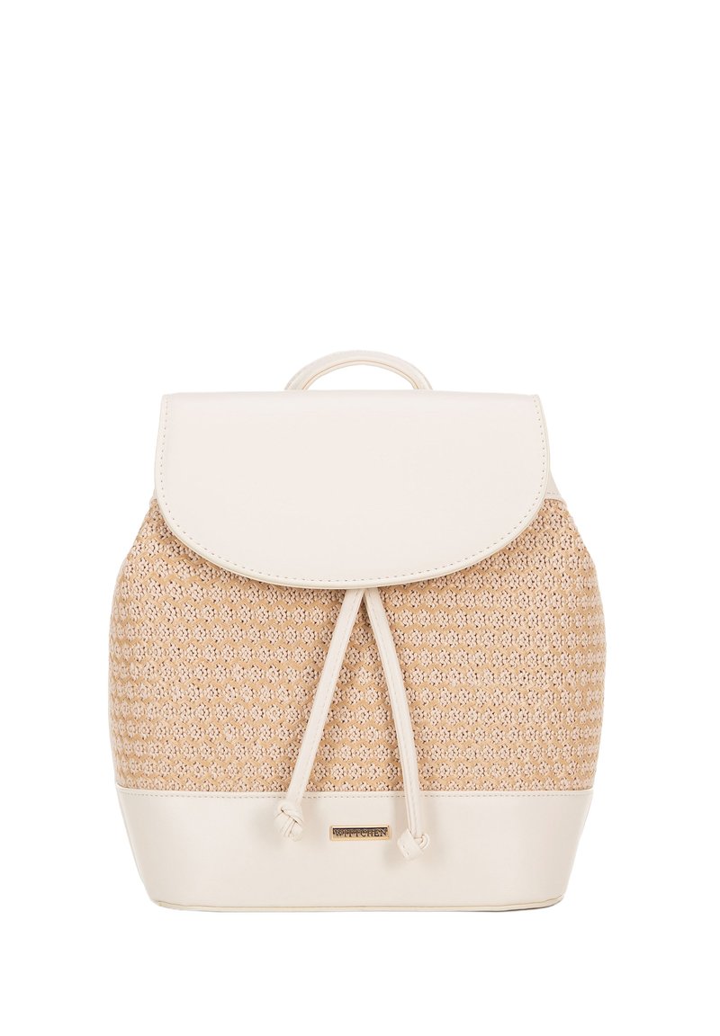 Sac à dos tissé en tan avec un rabat en cuir blanc lisse et une fermeture à cordon. Il dispose d'une poignée supérieure et d'un logo de marque subtil à l'avant.