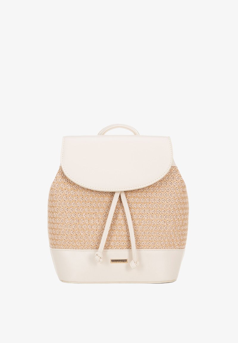 Mochila de tejido trenzado en tono marrón con solapa de cuero blanco suave y cierre de cordón. Presenta un asa superior y un sutil logotipo de la marca en la parte delantera.