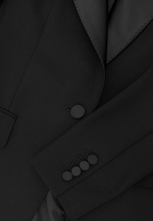 Černý blazer s elegantními saténovými klopami, strukturovanou tkaninou, kulatým zapínáním a pěti knoflíky na manžetách pro zvýraznění detailu.