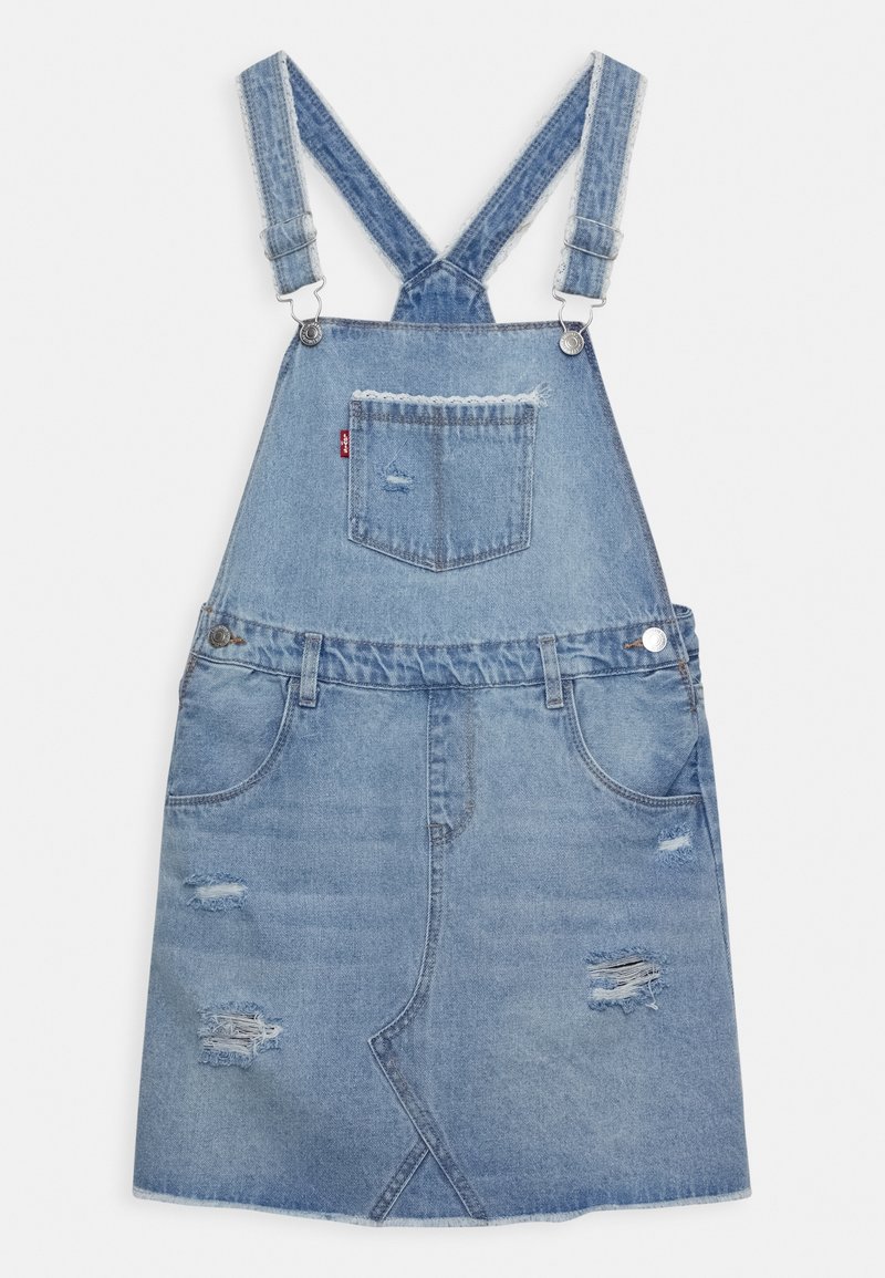 Robe salopette en denim bleu clair avec bretelles ajustables, une poche poitrine avant, deux poches latérales, passants pour ceinture et détails usés.