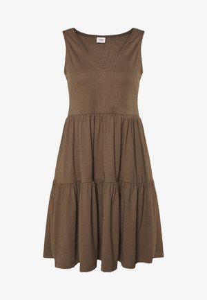 Bezramienną brązową zwiewną sukienkę z dekoltem w kształcie V i marszczoną talią, wykonaną z miękkiego materiału o luźnym kroju.