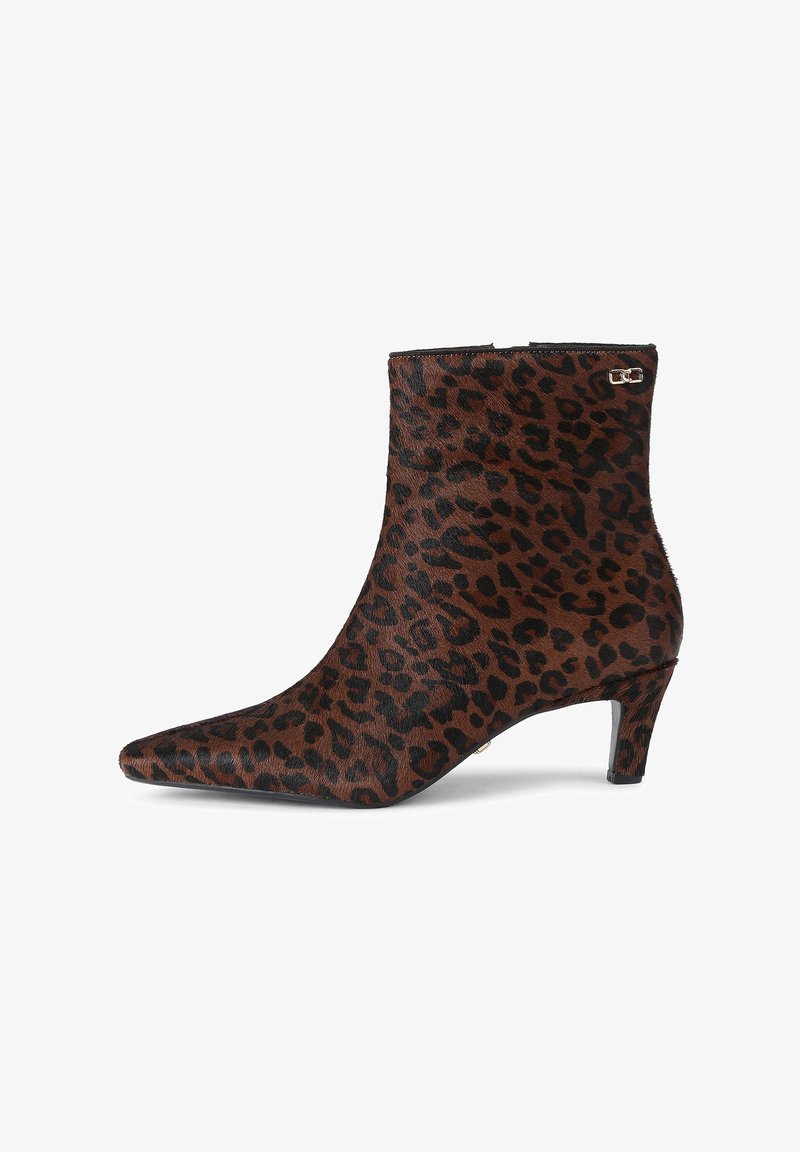 Hausschuh im Leopardenmuster mit spitz zulaufender Zehenpartie, strukturiertem Obermaterial aus braunem und schwarzem Fell sowie kleinem, schrägem Absatz. Verfügt über eine goldfarbene Logo-Akzentuierung.