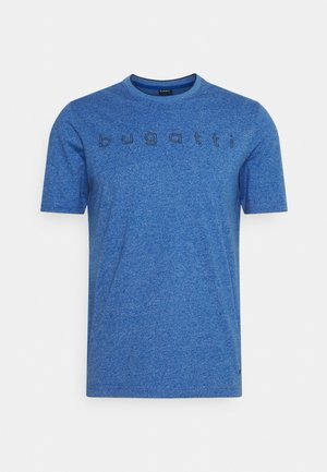 Niebieski t-shirt z krótkim rękawem i okrągłym dekoltem, z napisem "bugatti" na piersi w ciemniejszym odcieniu.
