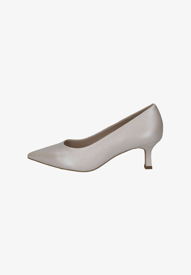Escarpin en cuir beige avec bout pointu, talon carré bas et texture lisse. Présente une ouverture large à l'avant.