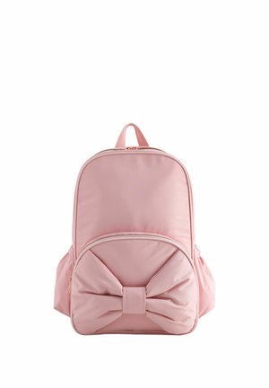 Zaino rosa chiaro con una grande tasca frontale che presenta un dettaglio a fiocco prominente e tasche laterali, mostrato su sfondo bianco.