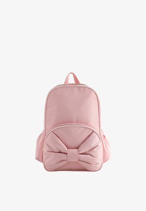 Zaino rosa chiaro con una grande tasca frontale che presenta un dettaglio a fiocco prominente e tasche laterali, mostrato su sfondo bianco.