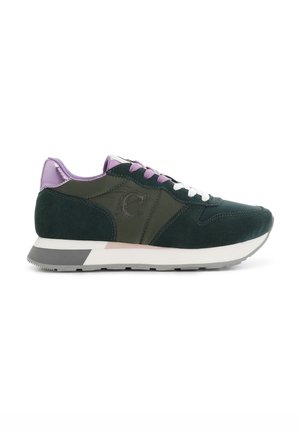 Sneakers z ciemnozielonym zamszowym wierzchem, fioletowymi akcentami, białymi sznurowadłami i szarym gumowym spodem. Gładka tekstura z detalem logo.