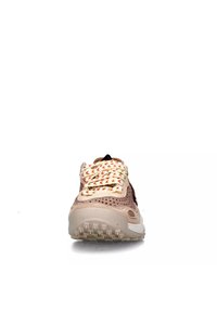 Sneaker marrone chiaro con design perforato, suola intermedia bianca, suola in gomma testurizzata e lacci multicolori con motivo intrecciato.