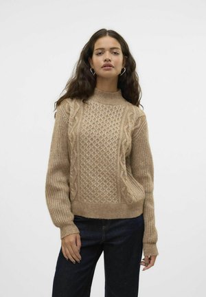 Beige gestrickter Pullover mit hohem Kragen, der strukturierte Muster und Zopfmuster-Details aufweist, ergänzt durch gerippte Bündchen und Saum.