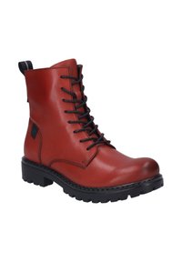 Bottines en cuir rouge avec des lacets noirs, bout arrondi et semelle noire robuste. Dispose d'une languette à l'arrière et de détails de couture sur les côtés.