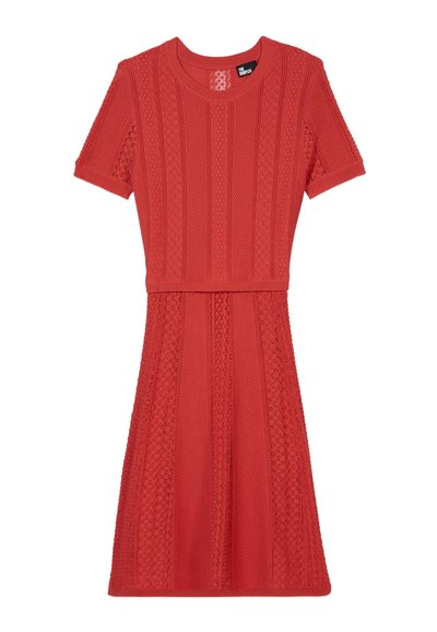 Robe tricotée rouge à manches courtes, présentant un effet de côtes texturées, des motifs complexes et une taille ajustée, s'évasant en jupe.