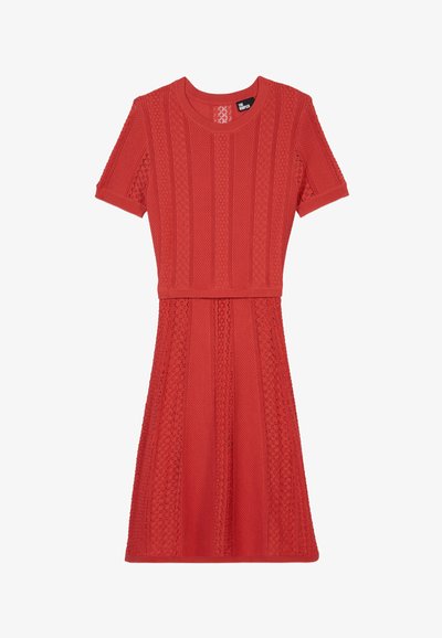 Robe tricotée rouge à manches courtes, présentant un effet de côtes texturées, des motifs complexes et une taille ajustée, s'évasant en jupe.