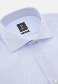 Lichtblauw geruit overhemd met een slim fit, voorzien van een klassieke kraag, knoopsluiting aan de voorkant en contrasterende witte knopen.