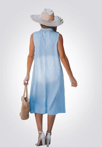 Cupshe FADED COLLARED SLEEVELESS MIDI - Denimové šaty - light blue denim