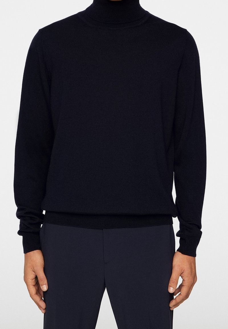 Schwarzer Rollkragenpullover aus weichem Stoff, mit langen Ärmeln und einer taillierten Passform, versehen mit gerippten Bündchen und Saum.