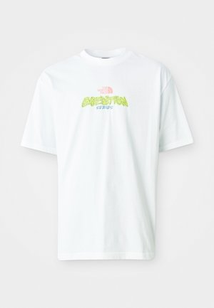 Hvid bomulds t-shirt med rund hals. Forsiden viser farverige logoer: "The North Face" i pink og "EXPEDITION SERIES" i neongrøn tekst.