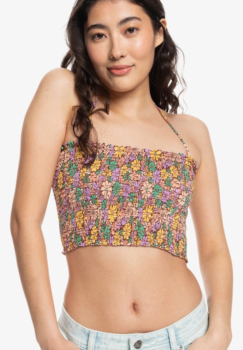 Bloemrijke crop top met een gerimpeld ontwerp, met een kleurrijk patroon van paarse, gele en groene bloemen op een perzik achtergrond.