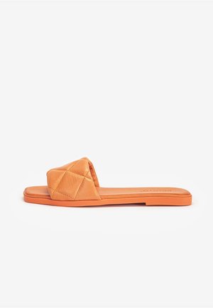 Oranje doorgestikte slide-sandaal met een platte zool en een brede band, gemaakt van glad materiaal, met een minimalistisch ontwerp zonder versieringen.
