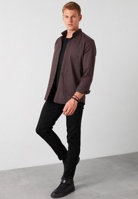 Buratti SLIM FIT - Camisa - dark brown color