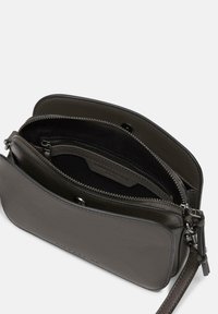 Borsa a tracolla in pelle grigia con scomparti con zip e una texture liscia. Caratterizzata da cuciture attorno e una tracolla corta per la comodità.