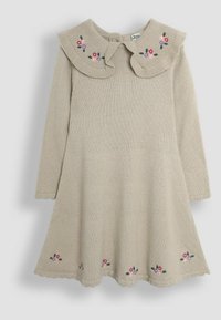 Beige gebreide jurk met lange mouwen, een grote gerimpelde kraag en bloemenborduursels nabij de zoom en kraag, met een uitlopende rok.