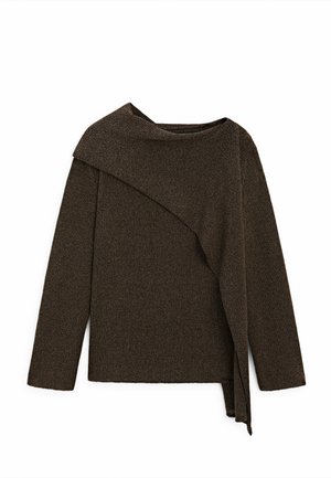 Donkerbruine gebreide trui met lange mouwen en een asymmetrische gedrapeerde kraag die aan de linkervoorzijde naar beneden loopt.