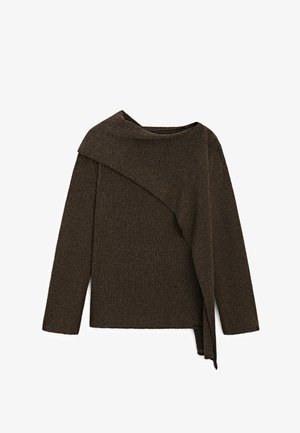 Ciemnobrązowy sweter dziany z długimi rękawami i asymetrycznym, luźno układającym się kołnierzem sięgającym po lewej stronie przodu.