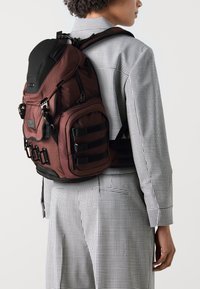 Oakley KITCHEN SINK UNISEX - Laisvalaikio kuprinė - grenache